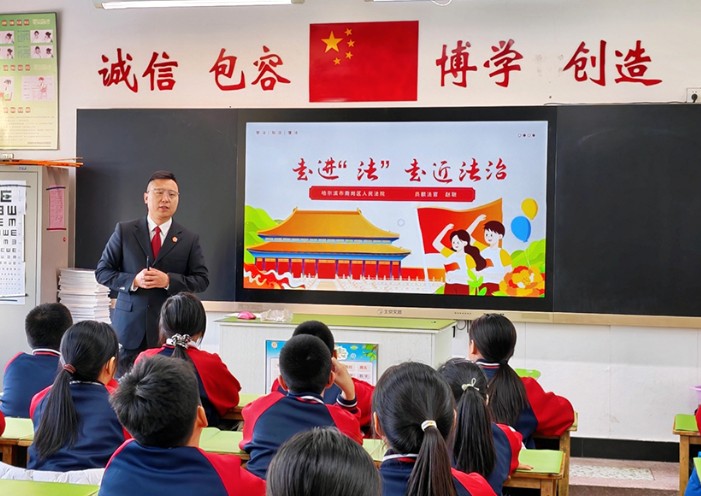 在课堂播撒法治种子，“开学第一课”点亮少年成长路！